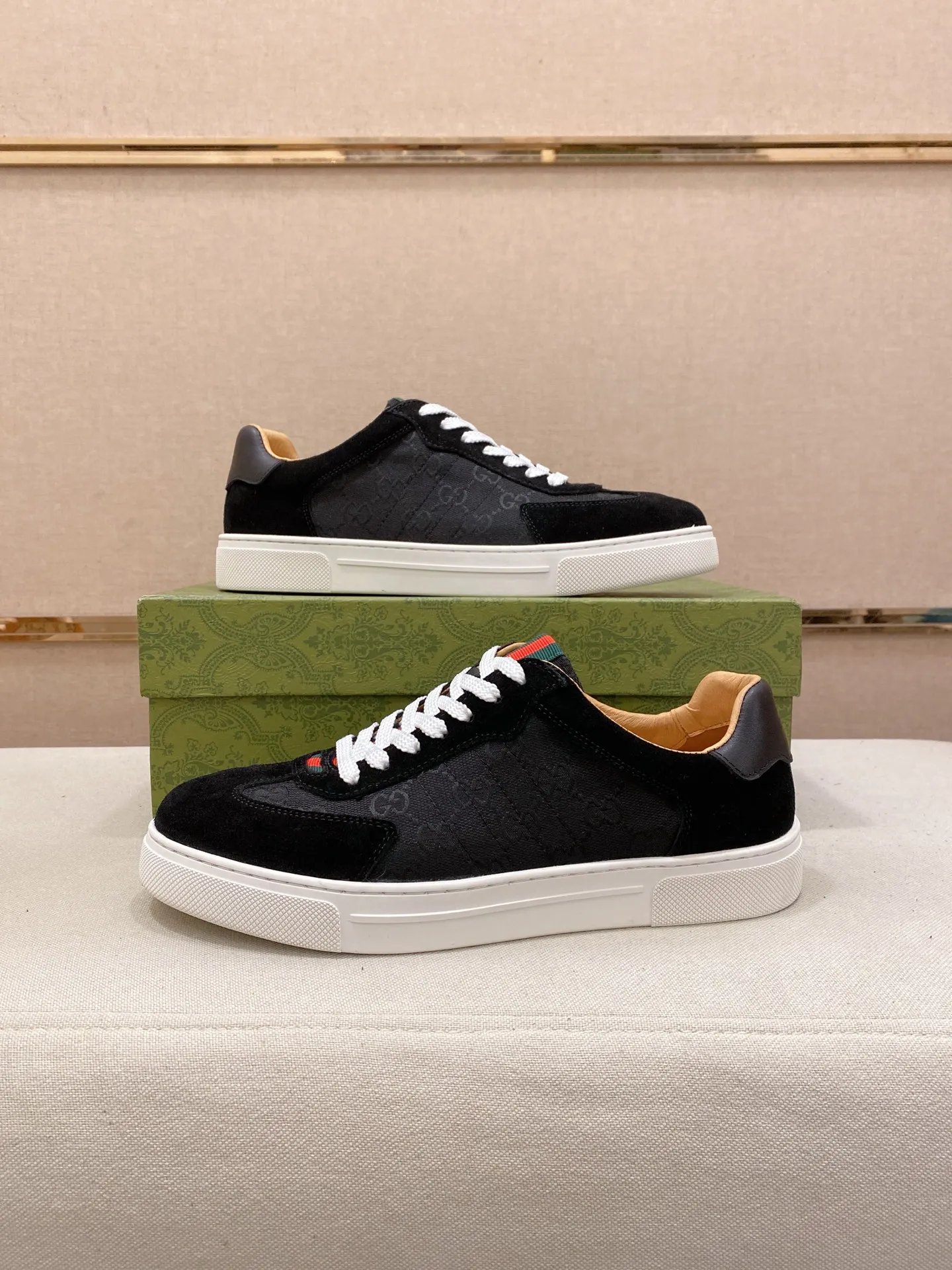 Factory price: 440💰 (GUCCI) The latest model from the official website 🎁🎁Casual and fashionable men's shoes👟, hot style 💥The version is simple and elegant, exclusive for trendy men. Unique official website latest brand elements 👑Gucci original decoration, fashionable and generous, the fabric is original cowhide ✅sheepskin lining, the official website specifies wear-resistant casual outsole, the classic model is taken in kind at the counter🎬38-44 (45 is not returned or exchanged)